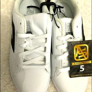 Kids unisex white sneakers size 5